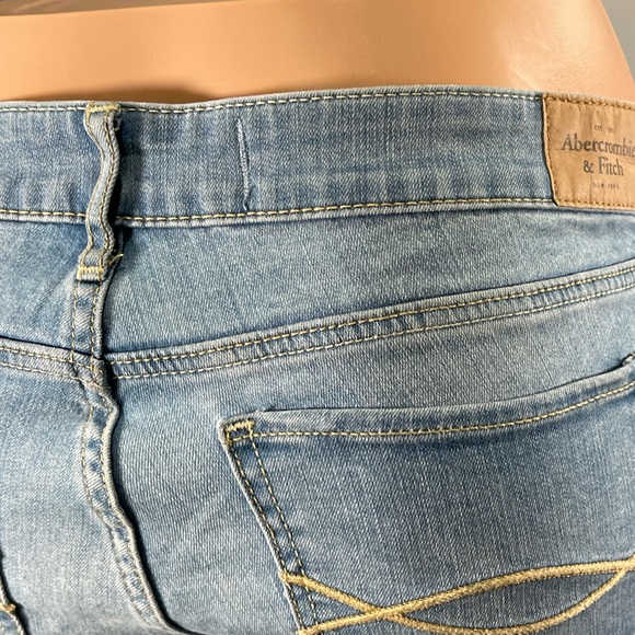 * Abercrombie &Fitch Women's Light Washed  Mid-Rise  Jeans Sz 10R - Picture 3 of 16
